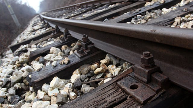 Жп инцидент заради изоставена на релсите каруца спря влаковете между София и Бургас