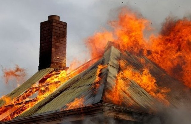 Огнен ад се разрази край Карлово! Пожарникарите трудно гасят заради силния вятър 