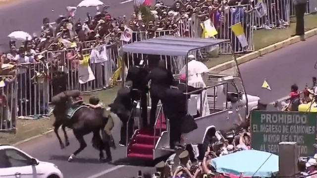 Папа Франциск спря кортежа си, за да помогне на паднал полицай (ВИДЕО)