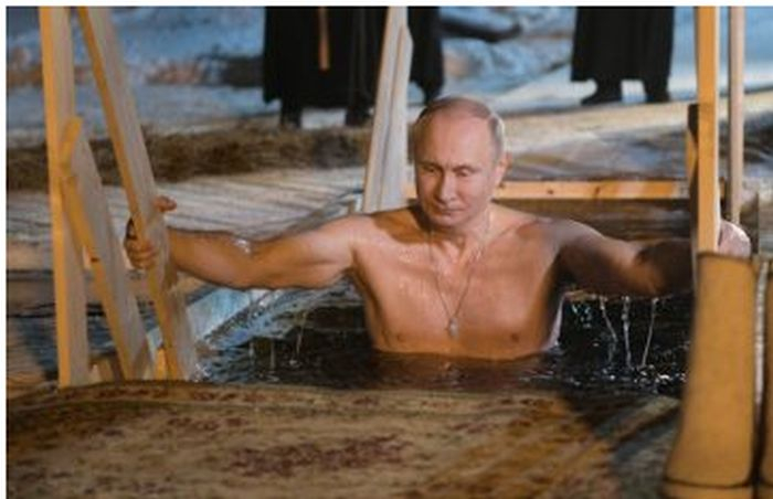 Путин се потопи в ледените води за Богоявление (СНИМКИ/ВИДЕО)