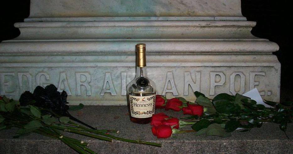 На този гроб неизменно се появяват 3 червени рози и бутилка коняк
