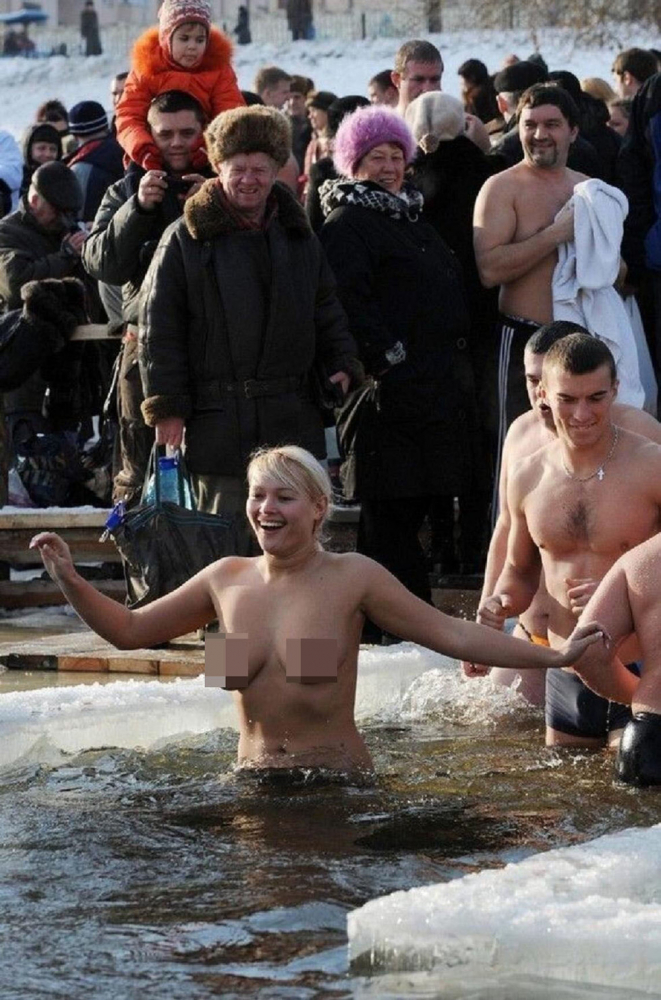 Богоявление: Руски красавици се топиха в ледени води на -63 градуса! Разгорещиха мрежата със СНИМКИ 18+