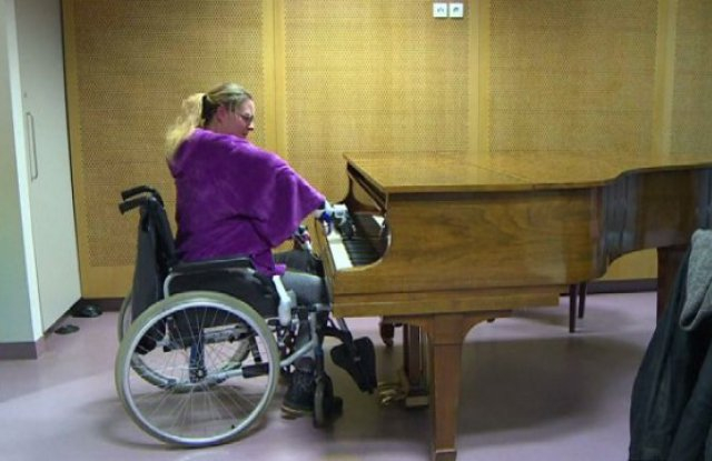 Жена с трансплантирани ръце свири на пиано