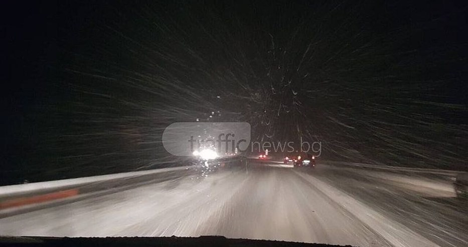 Очевидец: На магистралата между Пловдив и София вали силно, но няма нито един снегорин (Видео)