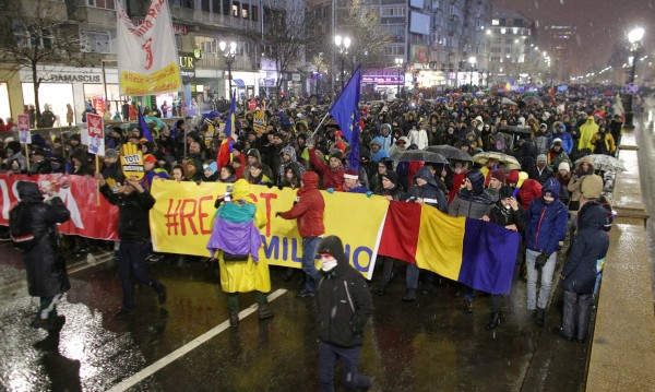Над 30 000 румънци на улицата: Не на корупцията!