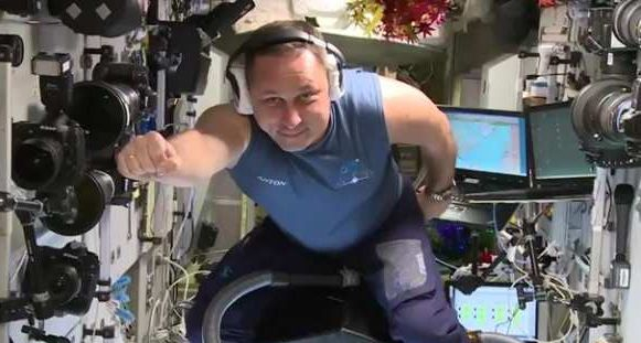 Руски космонавт направи „летателни изпитания“ на прахосмукачка в космоса (ВИДЕО)