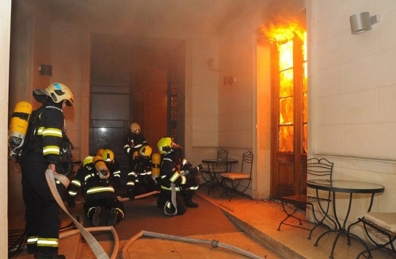 Трагедията в Прага е потресаваща, загиналите при пожара в хотела вече са четирима (СНИМКИ 18+)