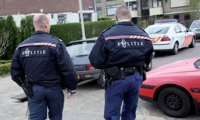 Полицията в Холандия ще съблича младежи на улицата, причината ще ви изуми 
