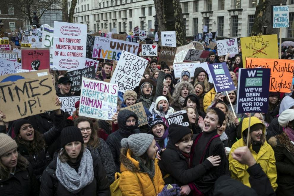 Стотици излязоха на протест в Лондон в защита на правата на жените
