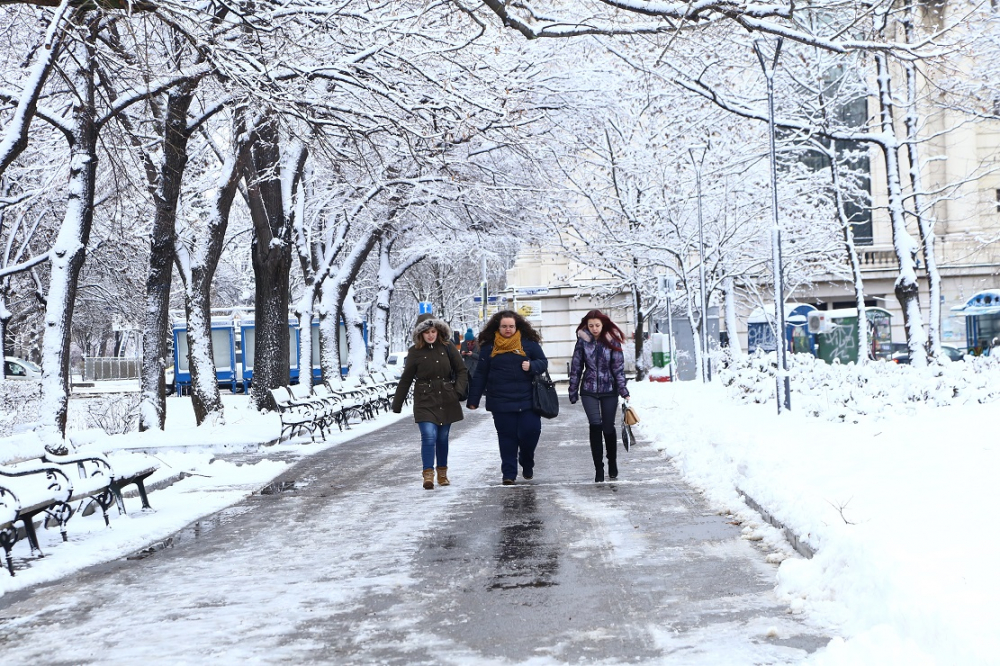 Зловеща прогноза: Балканите ще бъдат сковани от студена вълна! Снежната буря стремглаво приближава към… (ГРАФИКИ/ВИДЕО)