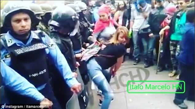 Жени се дупиха и връткаха в знак на протест срещу президента в Хондурас (ВИДЕО)