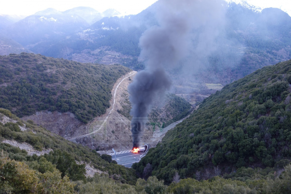 Български ТИР пламна като факла на пътя за Солун (ЗРЕЛИЩНО ВИДЕО)