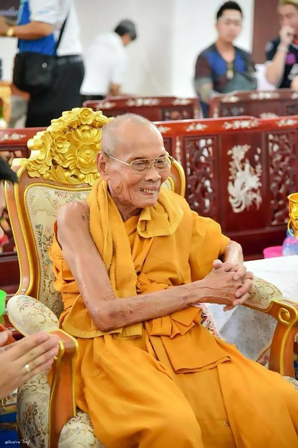 Будистки монах смая всички след като ексхумираха трупа му от ковчега (СНИМКИ)