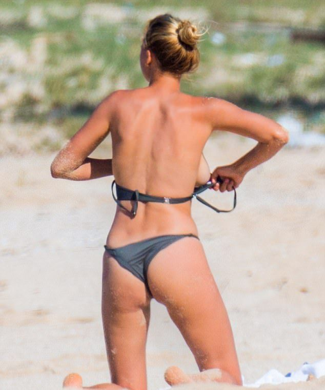 Горещата Кели Рорбах от "Спасители на плажа" се пусна по голи гърди (СНИМКИ 18+)