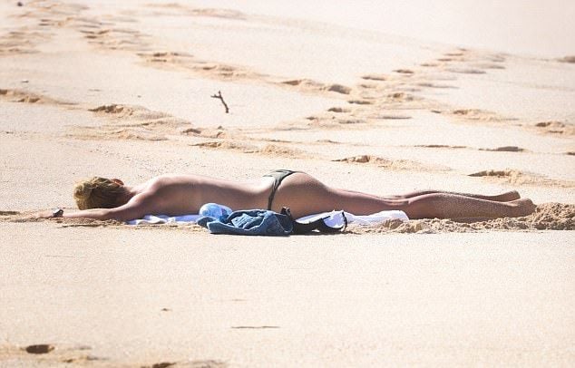 Горещата Кели Рорбах от "Спасители на плажа" се пусна по голи гърди (СНИМКИ 18+)