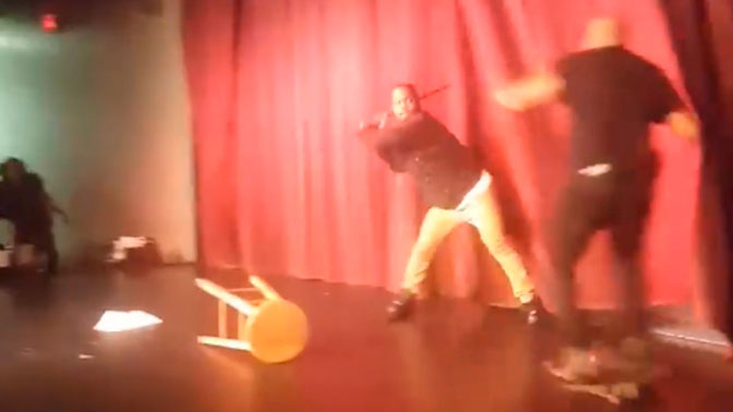 Разгневен зрител преби американски комик със стойка за микрофон и стол (ВИДЕО)