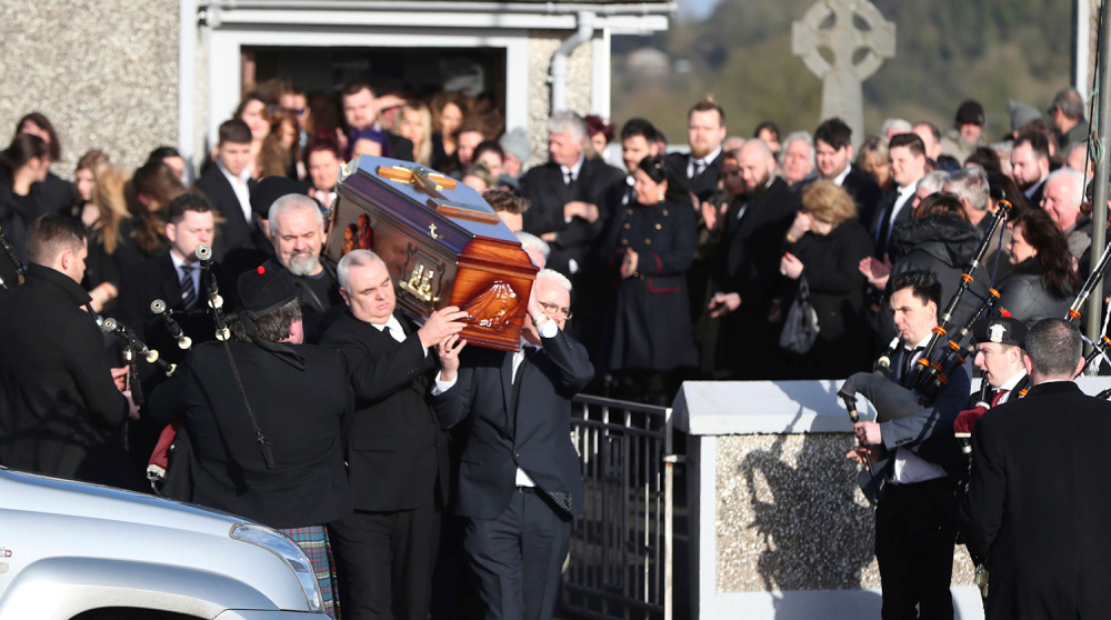 Сбогом, златен глас! Стотици се простиха с Долорес О'Риърдън на емоционална церемония в Ирландия (СНИМКИ/ВИДЕО)