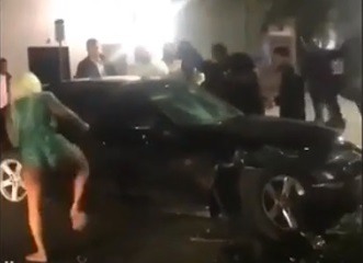 Зрелищен екшън в Маями: Секси девойка по гащички наказа баровец с БМВ за катастрофа (ВИДЕО) 