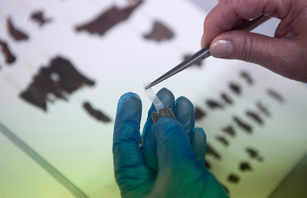 Учените разшифроваха текста на един от древните свитъци от Мъртво море (СНИМКИ)