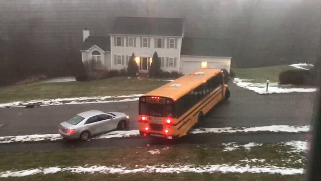 Шокиращ инцидент: Училищен автобус се пързаля неконтролируемо по пътя (ВИДЕО)