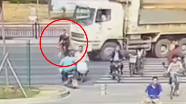 Брутално! Камион сгази велосипедист на пешеходна пътека (ВИДЕО 18+)