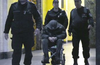 Убиецът на 5-годишния Никита спретна нов театър в съда! Костин заряза инвалидната количка и легна на... носилка
