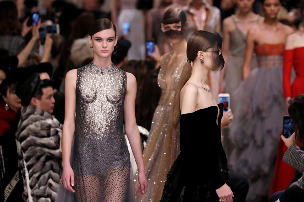 Парижката седмица на модата събира най-големите модни къщи (СНИМКИ/ВИДЕО 18+)