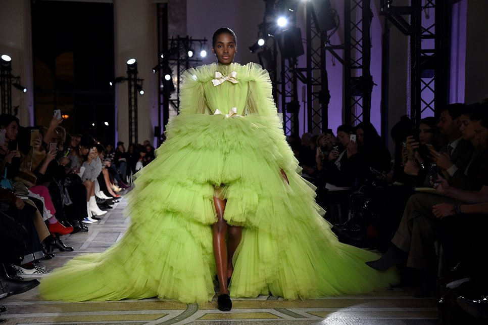 Парижката седмица на модата събира най-големите модни къщи (СНИМКИ/ВИДЕО 18+)