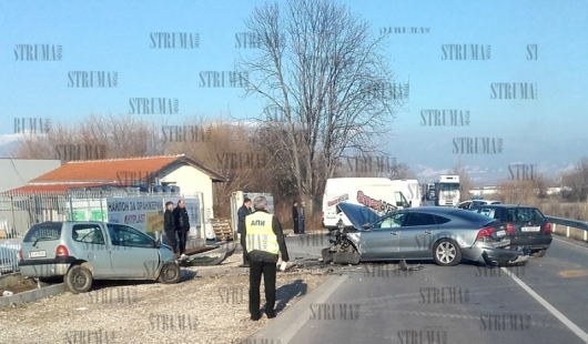 Писъци раздраха Петрич! Пострадал във верижното меле влезе в болница само със счупен крак, но... (СНИМКИ)