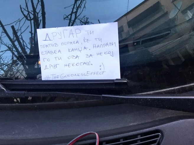 Минувач плати таксата за паркинг на непознат в Скопие и му остави бележка: "Щяха да ти сложат скоба!"