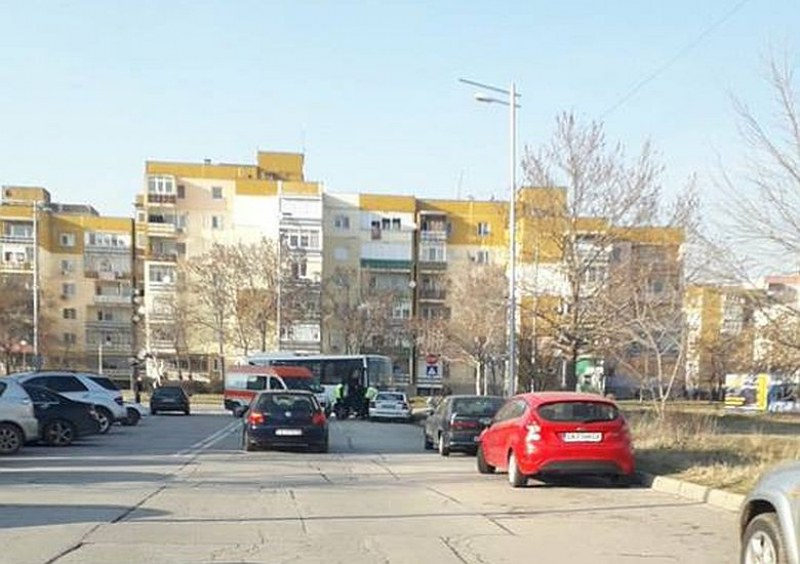 Автобус помете патрулка на метри от районното в Пловдив, има ранени 