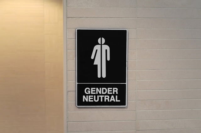 Накъде отива светът? Оксфорд одобри унисекс тоалетните заради трансджендърите 