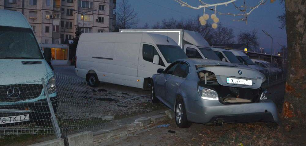 Джигит даде газ на БМВ-то и се заби в автокъща, помля дърво и два микробуса (СНИМКИ)