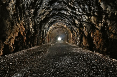 Женен мъж изкопа тунел, за да посещава любовницата си