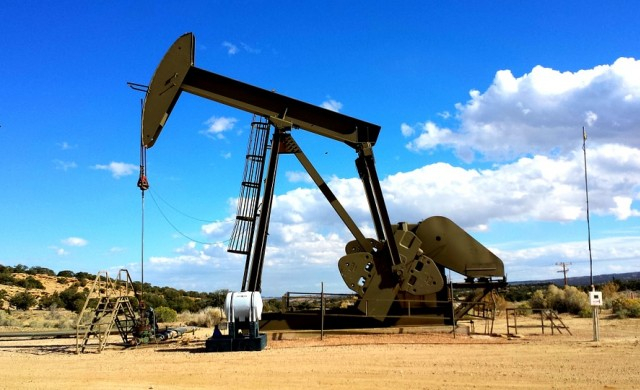 Петролните пазари чупят рекорди по залози за поскъпване на бензина и дизела