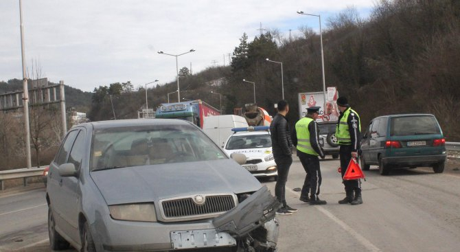 Адска катастрофа в Търново! Кола и ТИР се сблъскаха челно  (СНИМКИ)