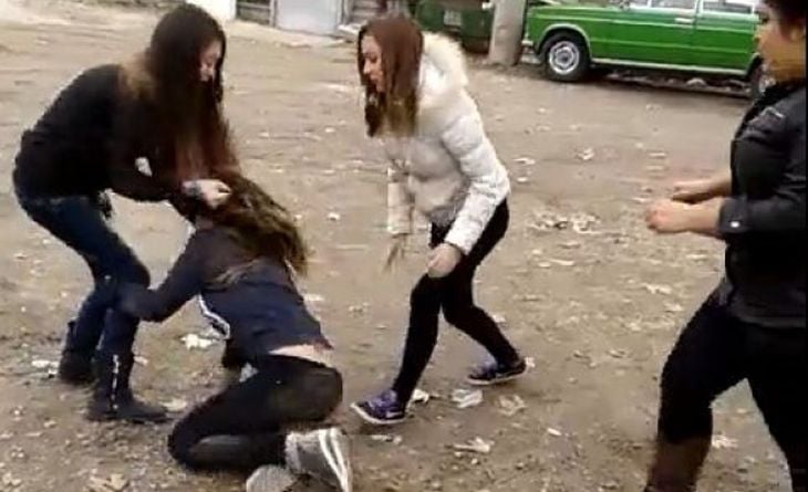 Ученички се трепят до кръв! Мара Шамара организира битки между деца в София, момичета се правят на пихтия!