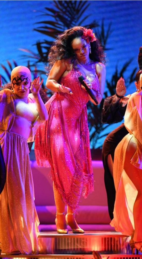 Риана се разгърди на сцената на ”Грами” (ГОРЕЩИ СНИМКИ)