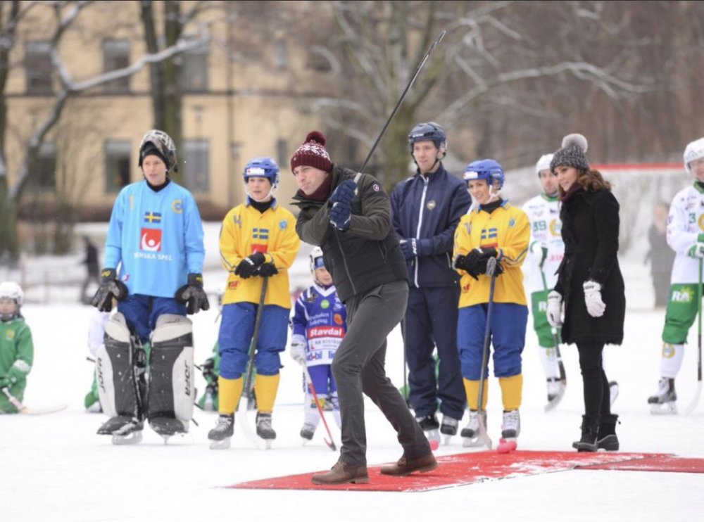 Бременната Кейт Мидълтън излезе на леда и показа завидни умения със стика (СНИМКИ/ВИДЕО)