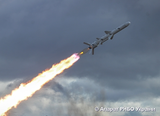 Турчинов ликува: Украйна днес изпита своя крилата ракета, с която ще сдържа агресора (СНИМКИ/ВИДЕО)