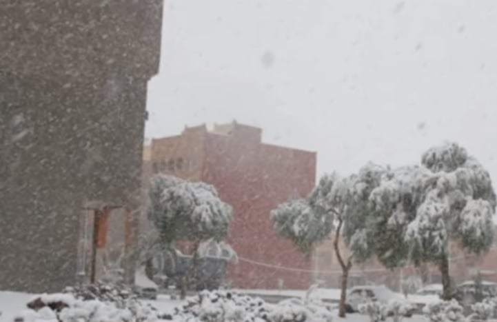Невероятно: Сняг затрупа Мароко за пръв път от половин век! Как реагираха хората (ВИДЕО)
