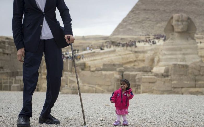 Уникални СНИМКИ/ВИДЕО увековечиха срещата на най-високия мъж и най-ниската жена край египетските пирамиди 