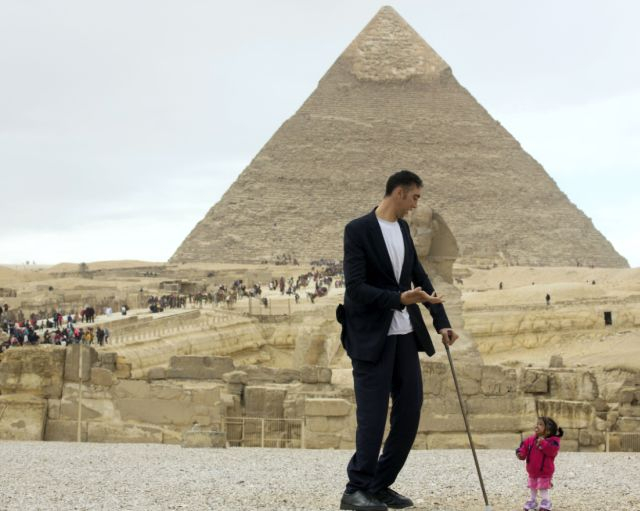 Уникални СНИМКИ/ВИДЕО увековечиха срещата на най-високия мъж и най-ниската жена край египетските пирамиди 