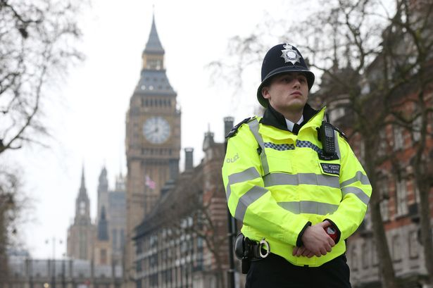 Паника в британския парламент: Двама души са в болница 