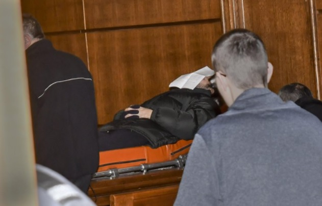 Убиецът на 5-годишния Никита, който натика трупа му в куфар, на носилка в съда (СНИМКИ)