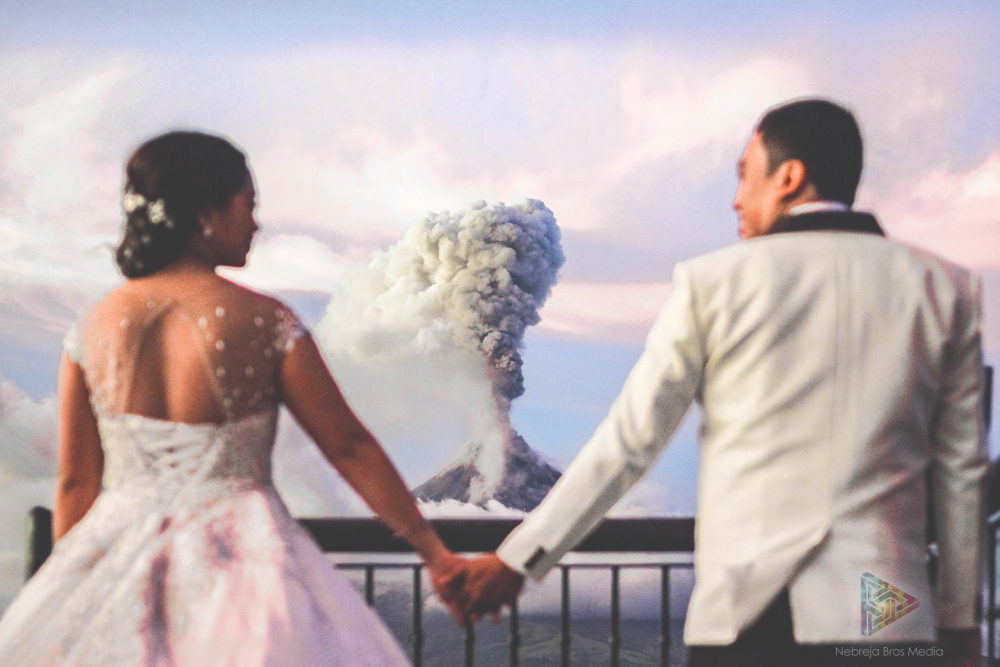 Необичайна сватба! Двама влюбени се венчаха под изригващ вулкан (СНИМКИ)