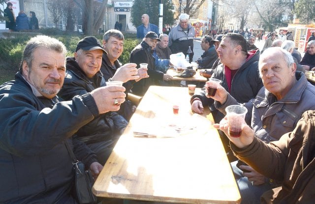 Вино потече от църковна чешма в Асеновград СНИМКИ