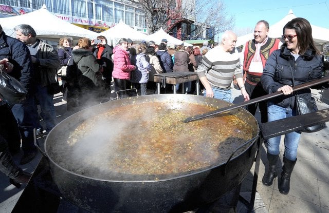 Вино потече от църковна чешма в Асеновград СНИМКИ