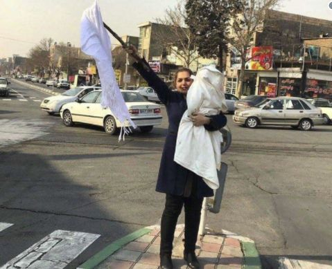 Нещо невиждано от 40 години се случва в Иран! Жени излизат по улиците и демонстративно свалят бурките си (СНИМКИ/ВИДЕО)
