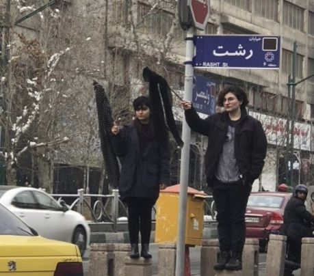 Нещо невиждано от 40 години се случва в Иран! Жени излизат по улиците и демонстративно свалят бурките си (СНИМКИ/ВИДЕО)